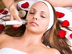 Как проводится процедура дарсонвализации и уход за лицом после применения